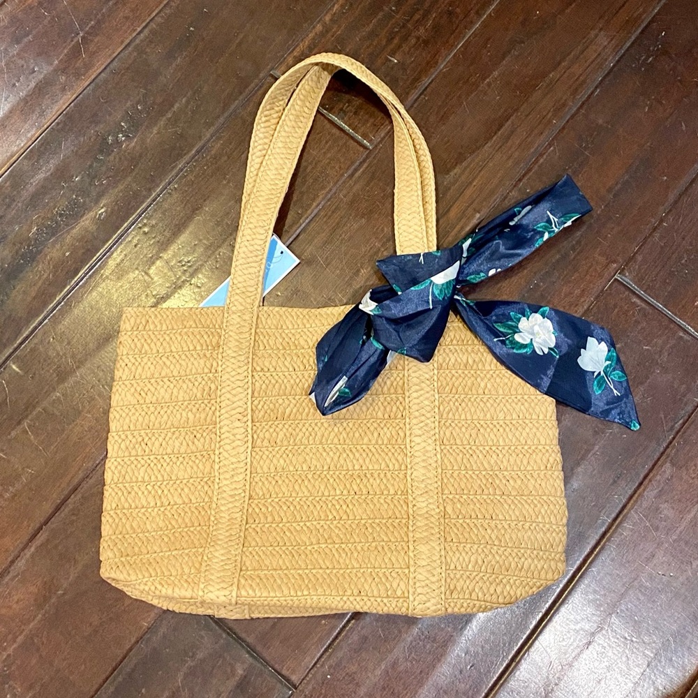 NWT Draper James straw tote bag with a navy floral tie detail
